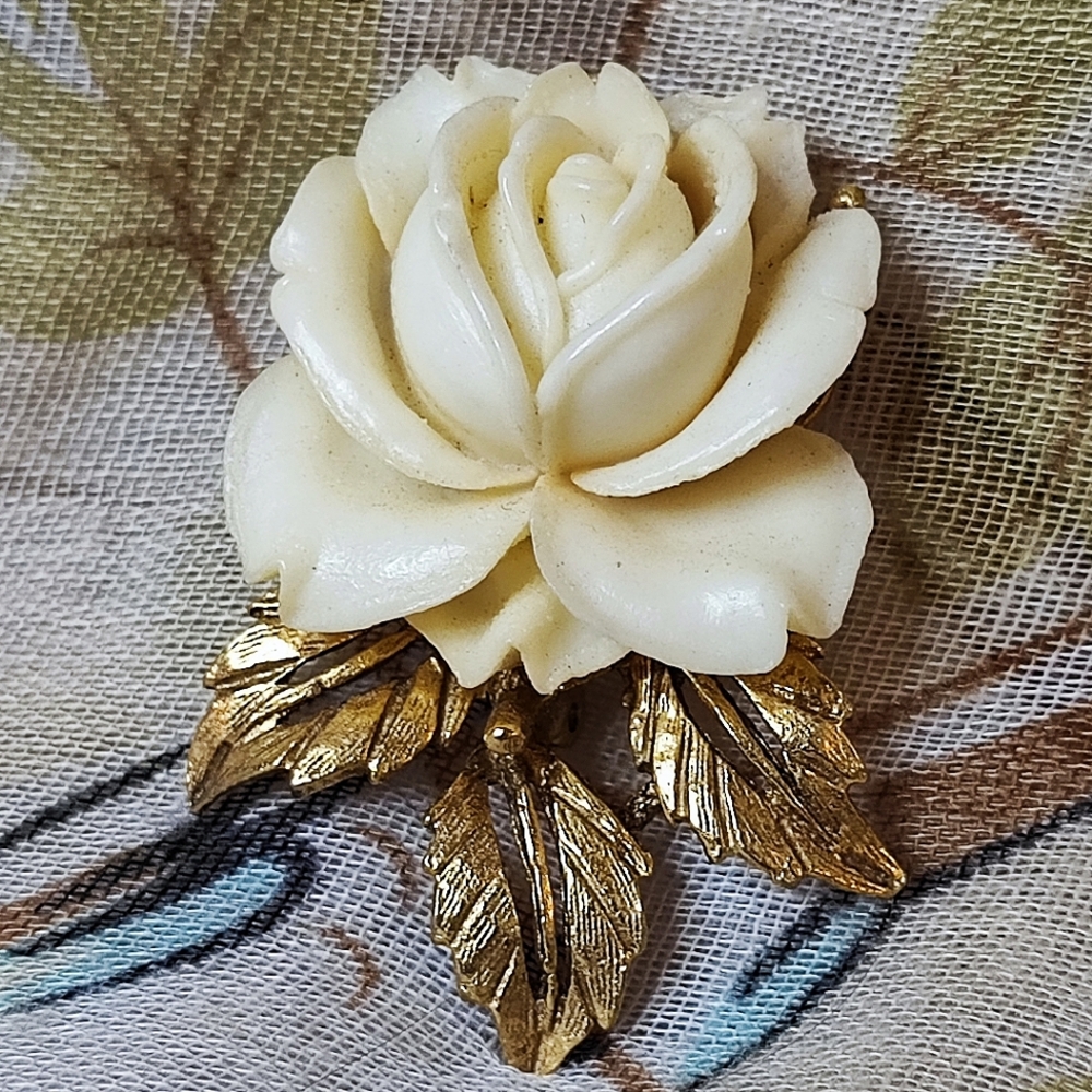 Molded Lucite? Acrylic? Cream Vintage Plastic Rose Flower Brooch Gold Tone